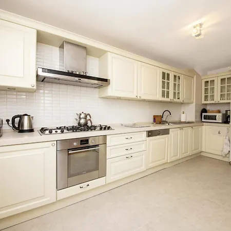 Villa W Ac- Balcony - Backyard -5 Mins *