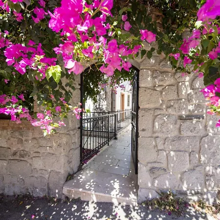 Villa W Ac- Balcony - Backyard -5 Mins